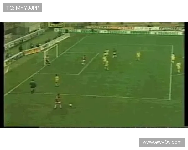 沈阳足球赛场惊现飞踹门将事件引发广泛关注与热议